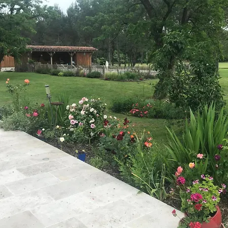 לינה וארוחת בוקר Lou Castet De Lussolle - D'hotes 4*